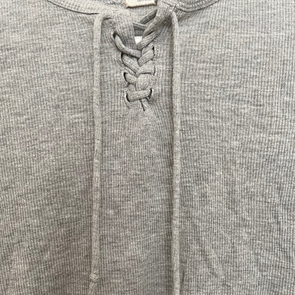 Brandy Melville gray short sleeve shirt - Picture 3 of 4
